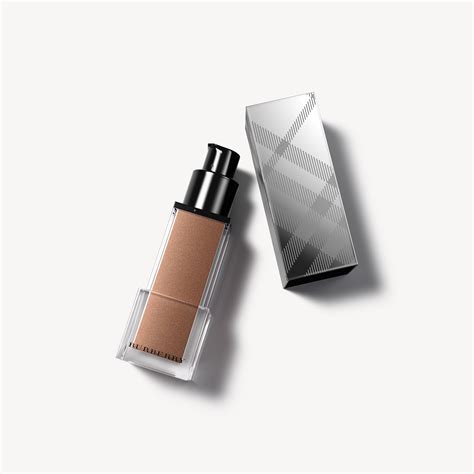 Burberry Golden Radiance No. 02 Fresh Glow Luminous Fluid 